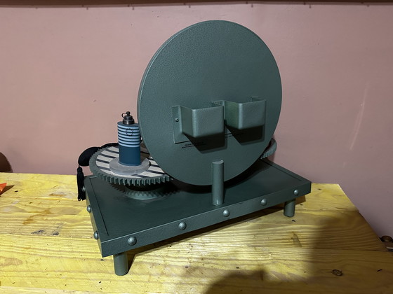 Image 1 of Zeldzame mechanische displaystandaard van Jean Paul Gaultier Parfums – Le Male Classique