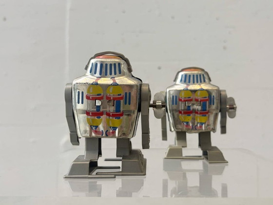 Image 1 of Set di 2 robot argentati a carica manuale, prodotti da Yon, Giappone, anni '60.