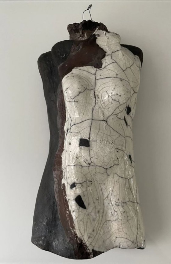 Image 1 of Torse féminin sculpté en céramique – glaçure raku