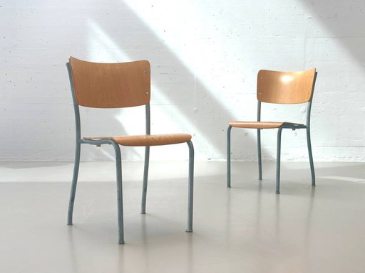 Set di 6 sedie impilabili dal design raffinato, prodotte da Stella, Svizzera, anni '50.