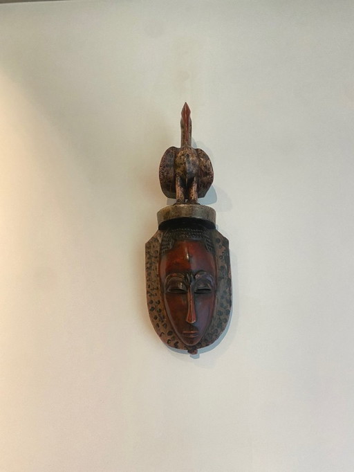 Maschera in legno dell'Africa occidentale con corona di uccello - intagliata a mano, XX secolo