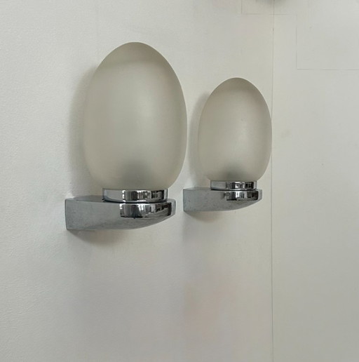 Coppia di applique vintage, metallo cromato e vetro satinato, Francia, 1970