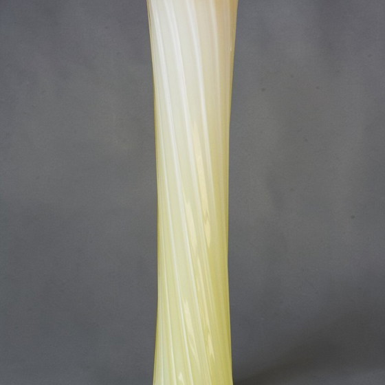 Image 1 of Vaso in vetro soffiato di Murano a forma di fiore giallo