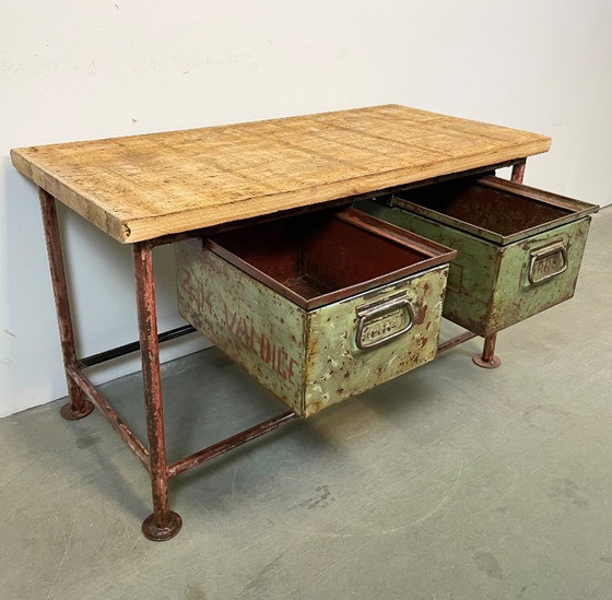 Image 1 of Table de travail industrielle rouge avec deux tiroirs en fer vert, années 1960
