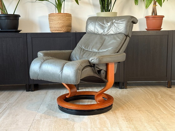 Image 1 of Originele Stressless fauteuil van Ekornes met voetenbank, echt leer, grijs