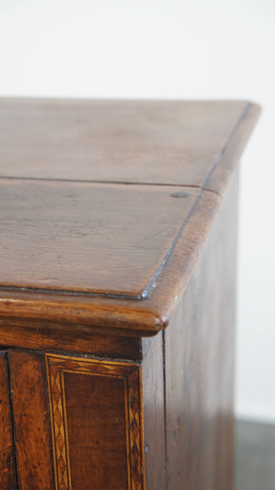Image 1 of Ancienne armoire anglaise à 2 portes du 18ème siècle