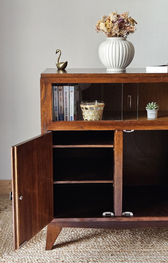 Image 1 of Mobiletto basso vintage con ante in vetro e gambe a compasso