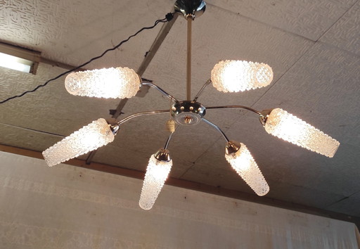 Lampadario a sei luci in metallo placcato oro con paralumi a tulipano in vetro - anni '50/'60