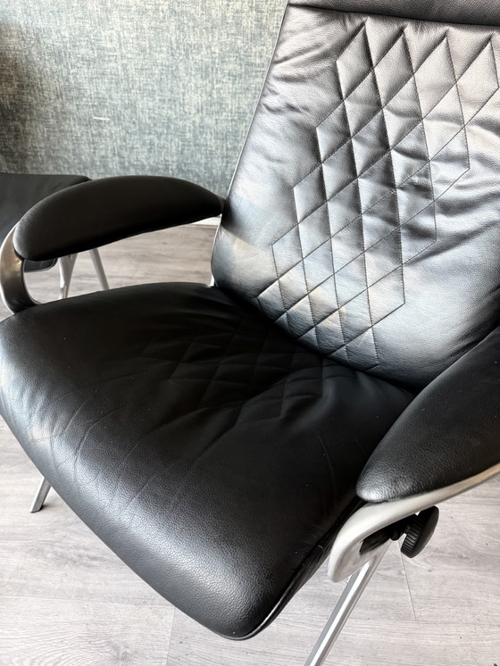 Image 1 of Poltrona lounge James Stressless con poggiapiedi in pelle nera e alluminio