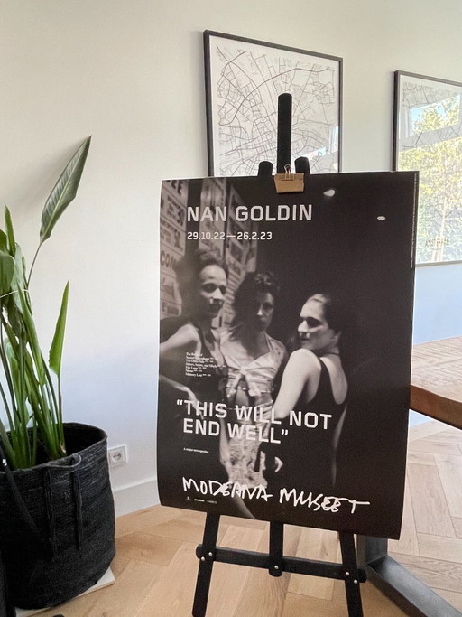 Nan Goldin, Ausstellungsplakat „Das wird nicht gut enden“, Copyright Nan Goldin, Gedruckt in Schweden