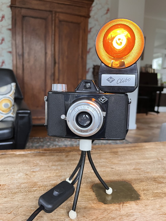 Image 1 of Lamp op retro statief met vintage Agfa camera