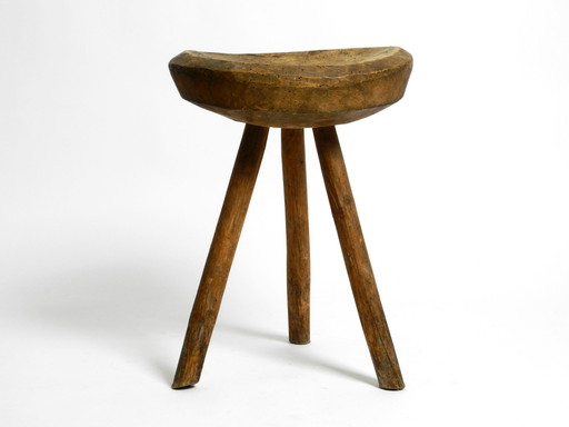 Magnifique tabouret à trois pieds en bois massif sculpté à la main dans les années 1900, avec une patine fantastique.