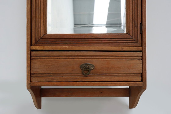 Image 1 of Franse Art Deco scheerkast in houtsnijwerk met afgeschuinde spiegel