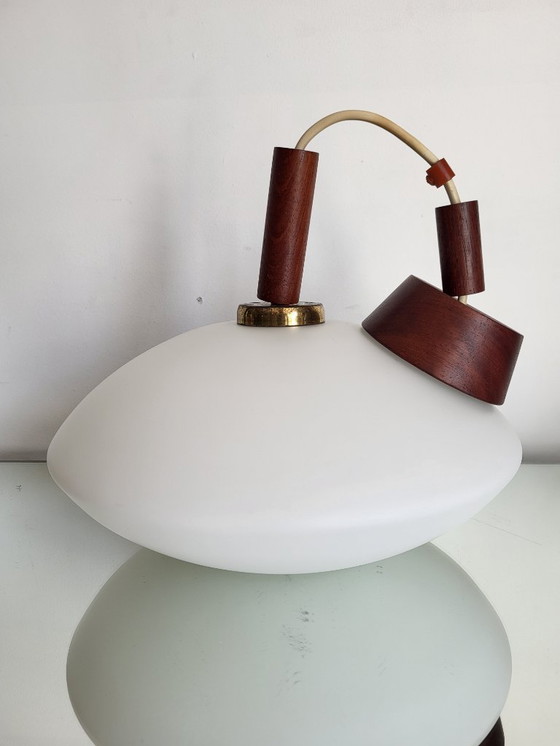 Image 1 of Lampada a sospensione vintage in vetro opalino, stile scandinavo, teak, anni '60