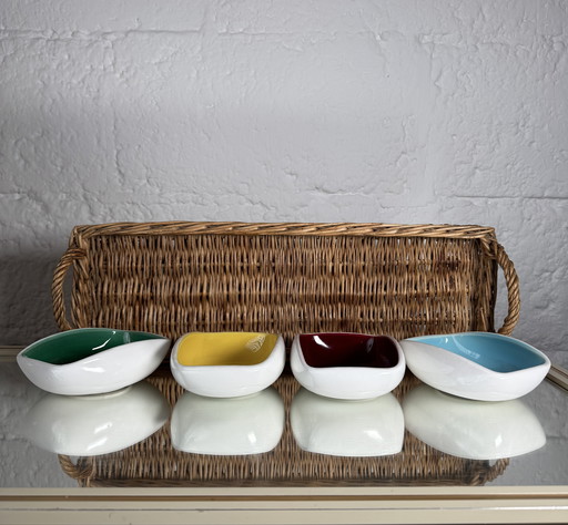 Servicio de aperitivos de cerámica y mimbre de los años 60