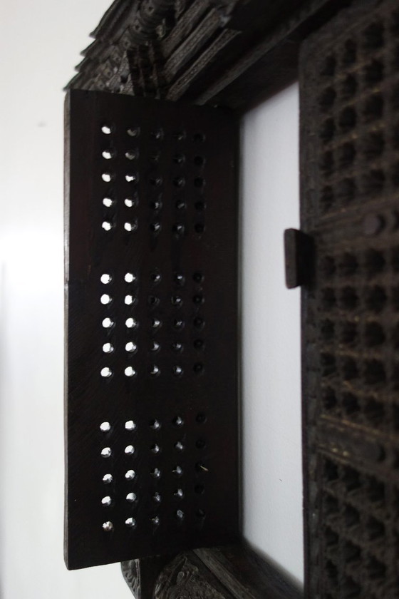 Image 1 of Antiek Newari-raam van gesneden hout, in Nepalese stijl.