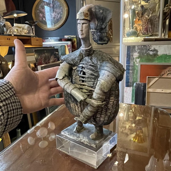 La Sculpture Céramique Le Guerrier en Émail et Dorure de Klara Reynders, 1987 – Ceramic, Surrealism (photo 2 of 18)
