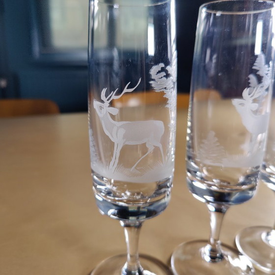 Image 1 of Elegantes Set aus 6 Kristallsektgläsern, fein graviert mit einer Jagdszene