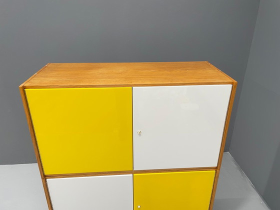 Image 1 of Armoire U-450 en placage de chêne, variante jaune et blanche, Jiří Jiroutek pour Interiér Praha, années 1960