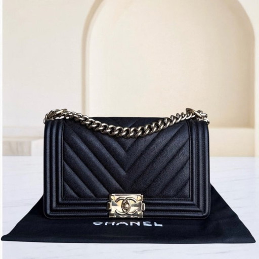 Chanel Boy Medium - Caviar 25CM generfd kalfsleer met chevronpatroon in zwart met gouden hardware