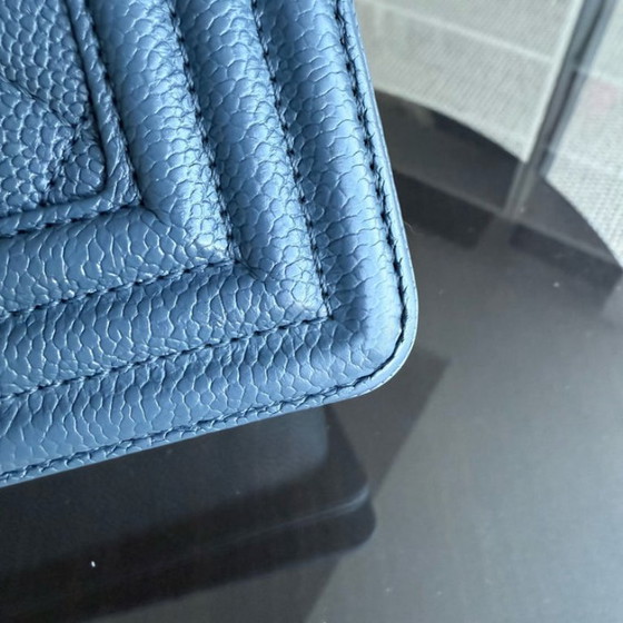 Image 1 of Chanel Boy New Medium - Caviar 28CM Piel de becerro granulada acolchada Azul Herrajes dorados Serie 23