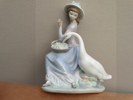 Image 1 of Meisje met een eend, Lladro, Meisje met een witte eend, Jong meisje met een eend