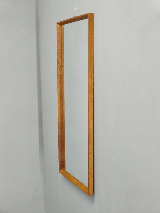 Espejo de pared danés de roble de mediados de siglo, década de 1960.
