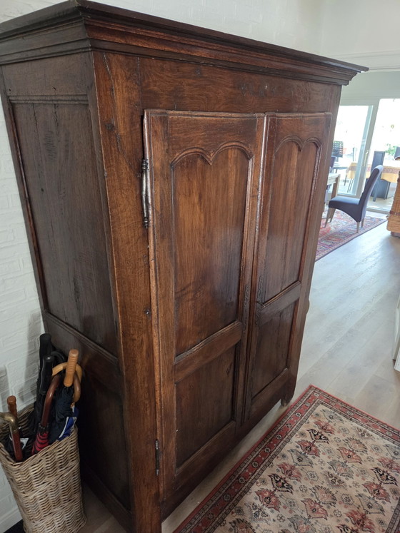 Image 1 of 1 armario antiguo para lencería + mesa de comedor de roble macizo y 8 sillas