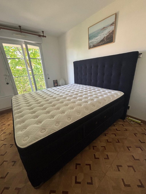 Stearns & Fosters bed met hoofdbord + bedbodem + matras – tweepersoonsbedden, Textile