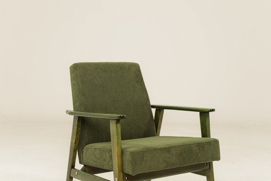 Image 1 of Vintage loungestoel van olijfgroen corduroy, groen hout, mid-century design, 1960.