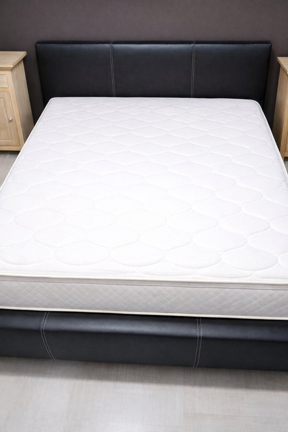 Image 1 of Tweepersoonsbed van kunstleer - 160/200 - Goede staat