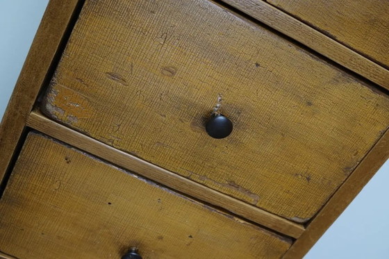 Image 1 of Antieke Nederlandse okergele ladekast, begin 20e eeuw