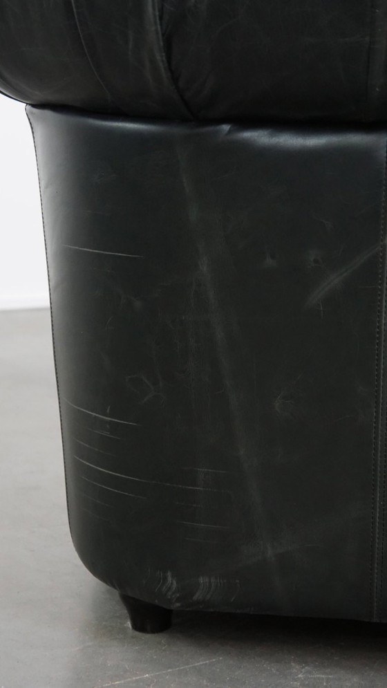 Image 1 of Ruime zwarte chesterfield fauteuil van generfd rundleer