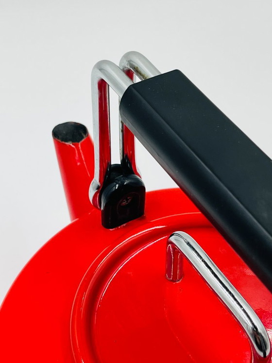 Modernistischer roter emaillierter Blechkessel – Küchenzubehör, Metal (photo 5 of 11)