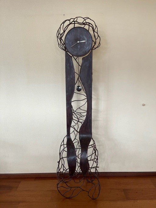 Horloge design unique en acier d'armature
