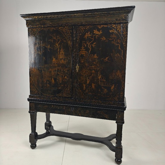 Image 1 of Ein seltener niederländischer Chinoiserie-Schrank aus dem frühen 18. Jahrhundert, lackiert, um 1700.
