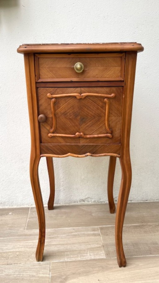 Mesita de noche antigua de madera y mármol. – nachtkastjes, Brass, Marble