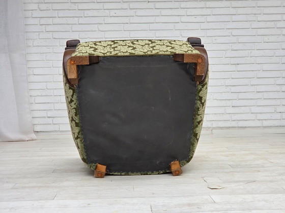 Image 1 of 1960er Jahre, Dänischer Sessel, grüner Möbelvelours, massives Eichenholz.
