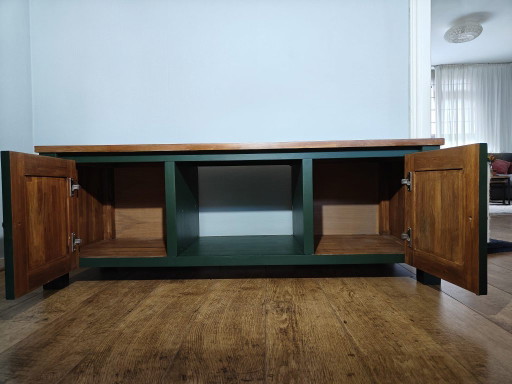 Mueble de TV de estilo rústico en color verde oscuro con tapa de madera maciza.