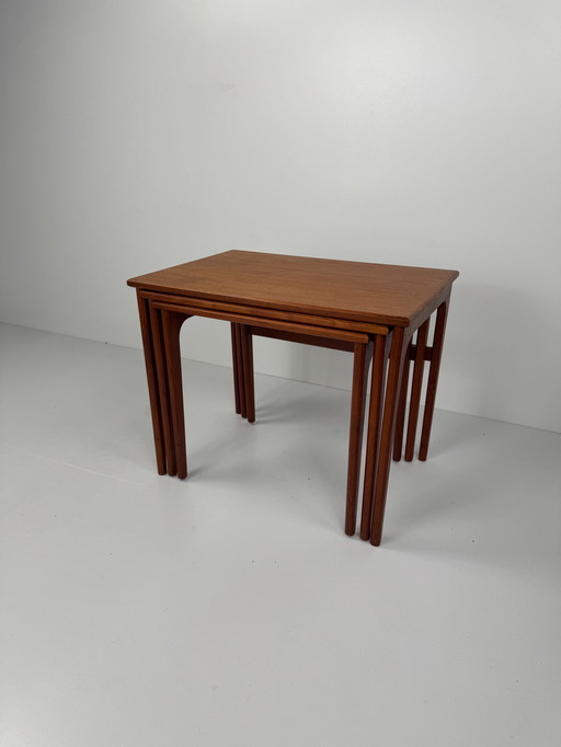 Juego de mesas nido de teca danesa - Elegancia de mediados de siglo