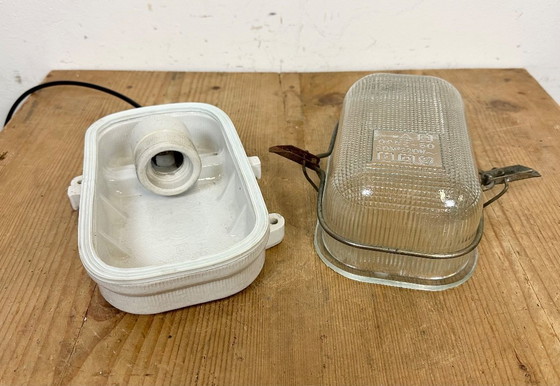 Image 1 of Applique murale industrielle en porcelaine blanche avec verre côtelé, années 1970