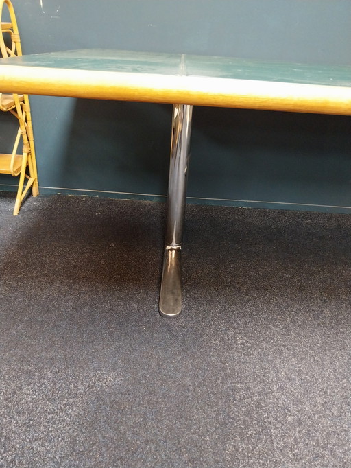 1 bureau Knoll de 1973, conçu par Warren Platner, avec plateau en cuir vert.