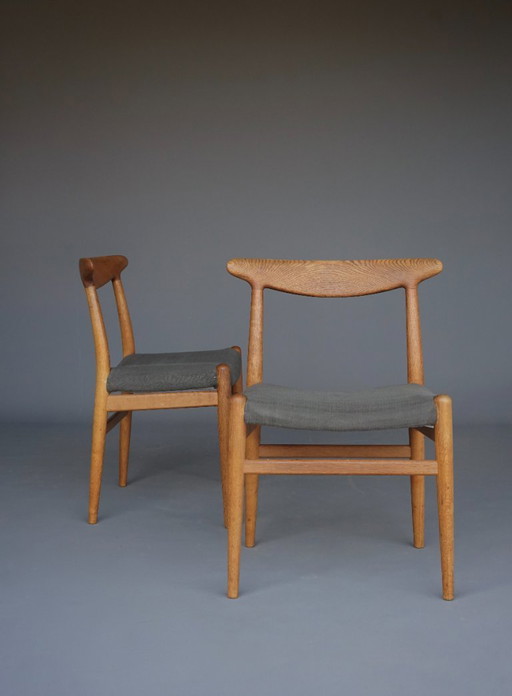 Hans J. Wegner W2 Stühle in Eiche für C.M. Madsen, 1960er Jahre. Satz von 2
