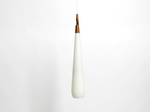 Rare lampe à suspension Uno & Östen Kristiansson en verre opale et teck fabriquée par Luxus Vittsjö, Suède 1957