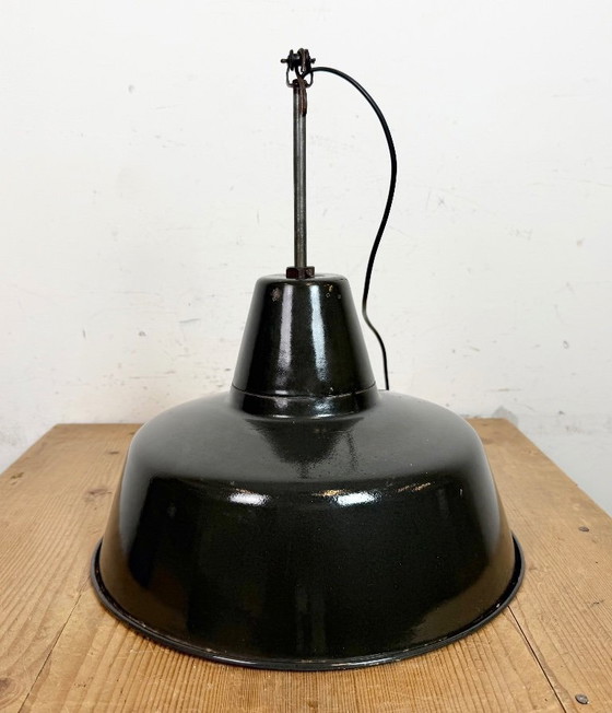 Image 1 of Industriële zwarte emaille fabriekslamp met ijzeren bovenkant, jaren 1950