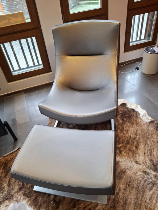 Fauteuil Cassina avec ottoman.