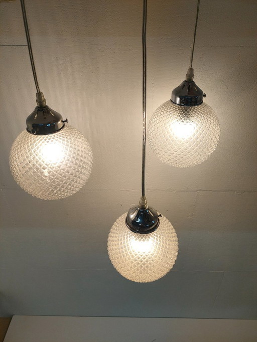 Set of pendant lights with 3 glass globe bulbs