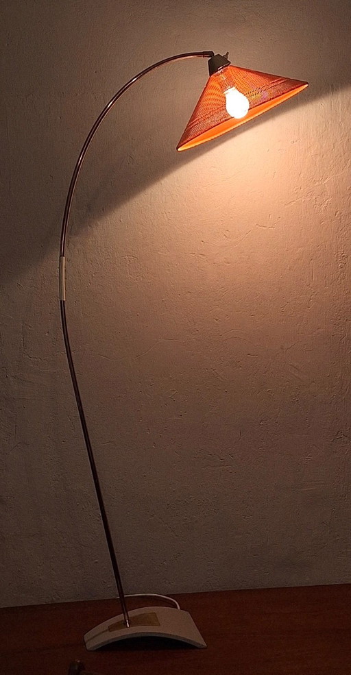 Lampadaire arqué en laiton et métal perforé, style moderne du milieu du siècle, années 1960