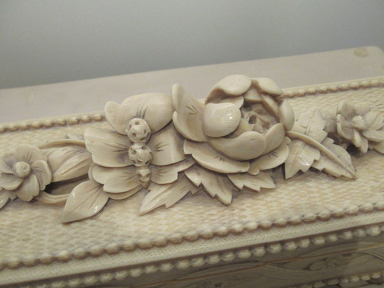 Image 1 of Imperio ivory-colored box with flowers