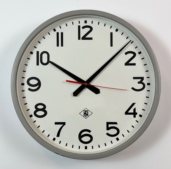 Grande horloge murale industrielle grise de TN, années 1960 – Pendules, Verre, Fer (photo 3 of 15)